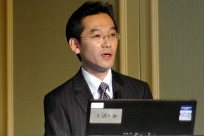 LIXILの経理財務部 システムグループ グループリーダー 西原寛人氏。2012年10月31日に日本オラクルのイベントで講演した