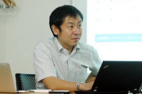  レビュワーの質問に答えるCFO 代表取締役の佐々木 大輔氏