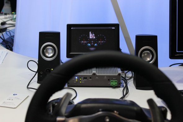ハンドルの揺れや生体情報から運転者のコンディションを検知（米Intel）