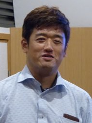金春利幸氏