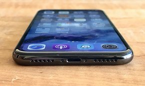 iPhone XのスピーカーとLightningコネクタ