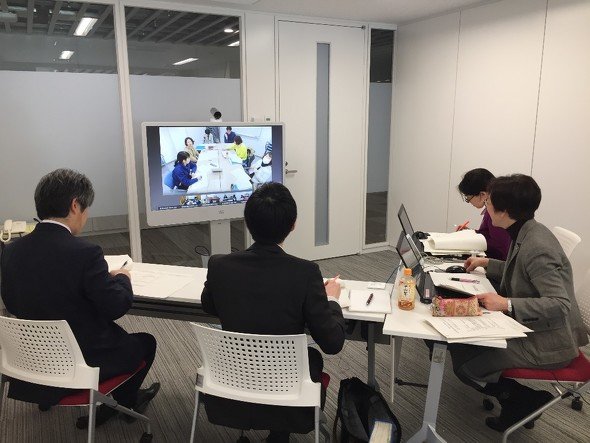 定期開催している保健所とのテレビ会議の様子（福祉保健課）