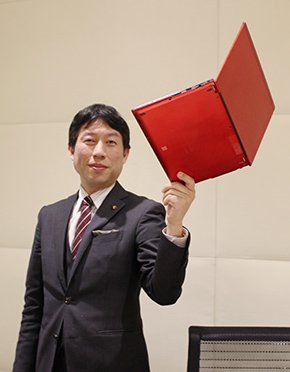 指先だけでも持ち上げられるほど軽量な「LIFEBOOK U938/V」